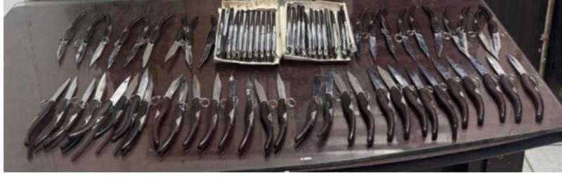 أسلحة بيضاء للبيع أون لاين.. ضبط شخصين بحوزتهما 72 مطواة بالوايلي