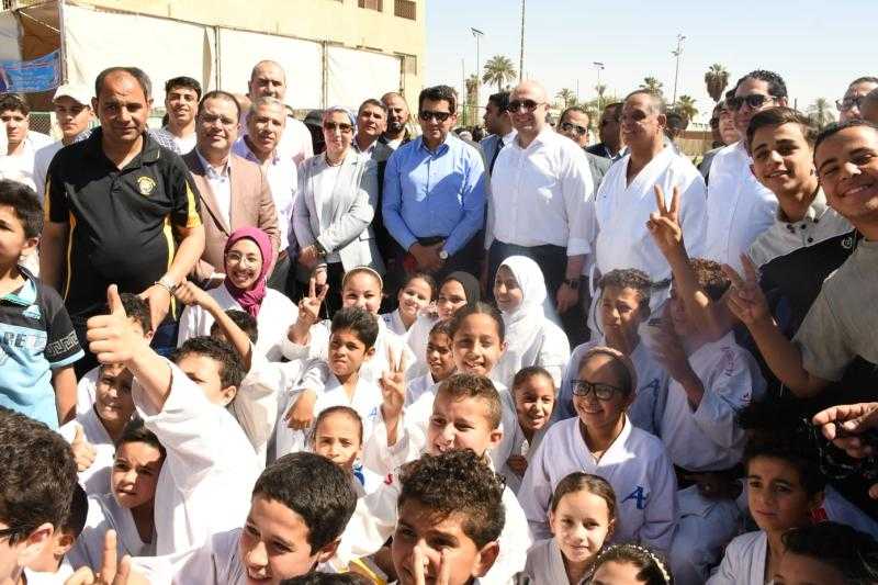 وزير الشباب والرياضة يفتتح حمام سباحة نصف أولمبي وملعب خماسي بمركز شباب مدينة ناصر