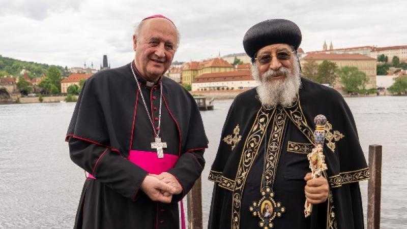 ضمن جولته الرعوية بأوروبا.. قداسة البابا يلتقي رئيس أساقفة براج