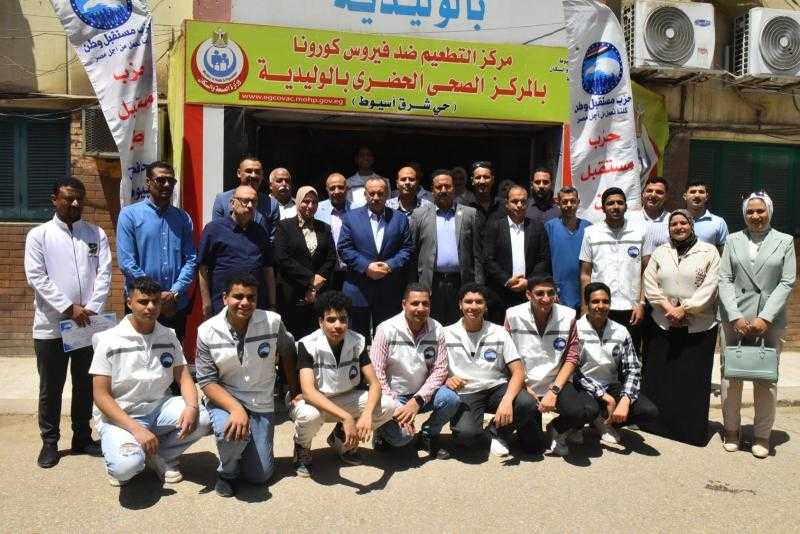 محافظ أسيوط يشهد توزيع مساعدات لمركز الأطفال المعثور عليهم بمديرية الصحة
