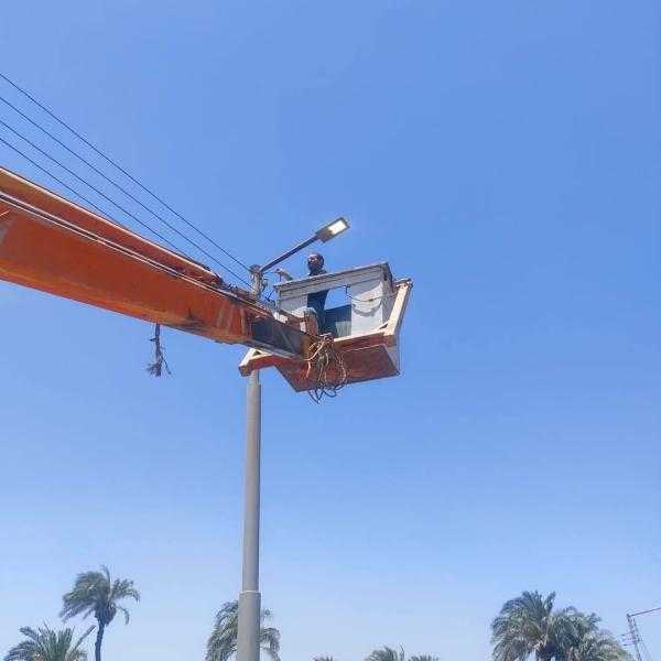 محافظ أسيوط: استمرار أعمال صيانة وتركيب كشافات جديدة لتحسين منظومة الإنارة بقرية النخيلة في مركز أبوتيج