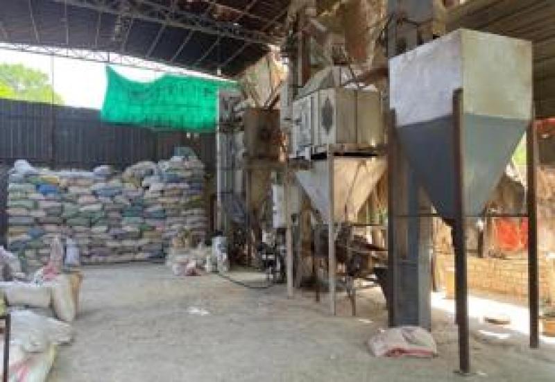 ضبط مصنع غير مرخص لإنتاج أعلاف حيوانية مغشوشة