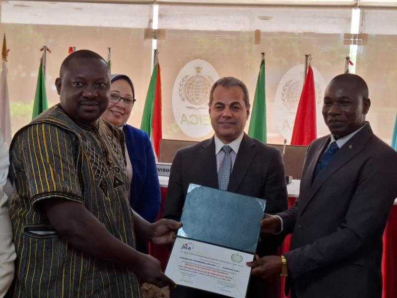 الزراعة تحتفل بتخريج 31 مبعوثا من 10 دول افريقية في برنامجي تحليل وإدارة المشروعات وتقنيات الزراعة والري في المناطق القاحلة