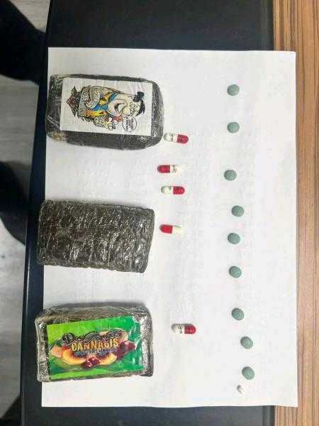 جمارك مطار القاهرة الدولي تضبط محاولة تهريب كمية من مخدر الحشيش وعدد من الحبوب المخدرة