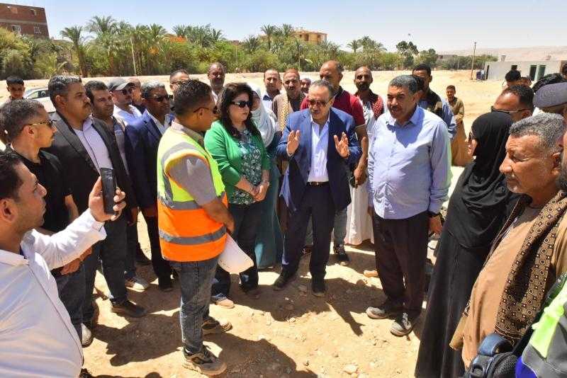 محافظ أسيوط يتفقد مشروع إنشاء مصنع متكامل لمنتجات الرمان بالبداري