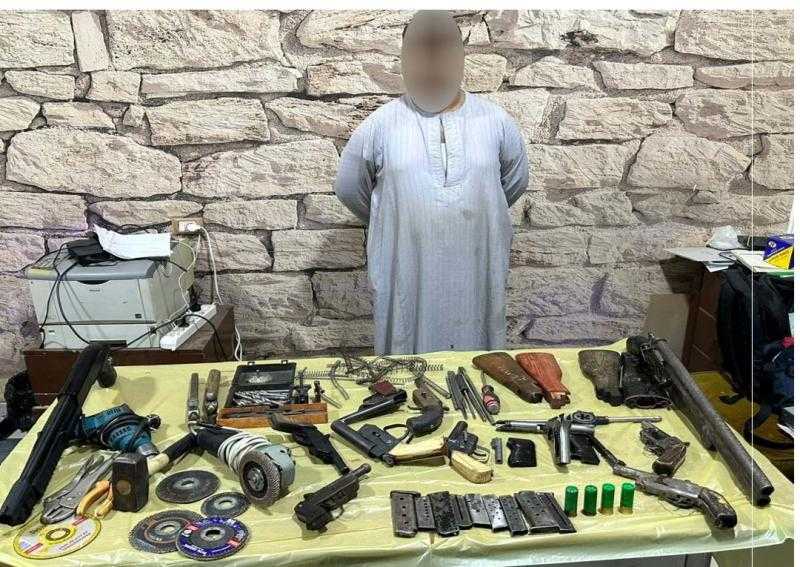 ضبط ورشة لتصنيع الأسلحة النارية داخل شقة في بدر