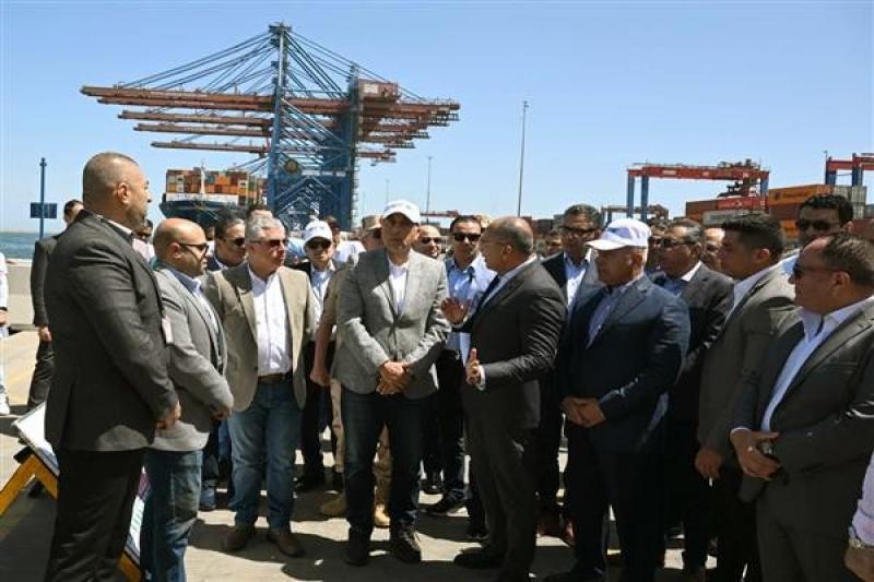 رئيس الوزراء يزور شركة قناة السويس للحاويات بميناء شرق بورسعيد