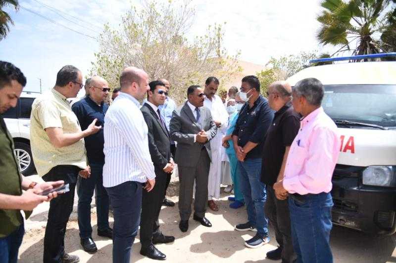 محافظ مطروح يتفقد القافلة الطبية المتنقلة لخدمة أهالي منطقة  شمس الحكمة الجديدة