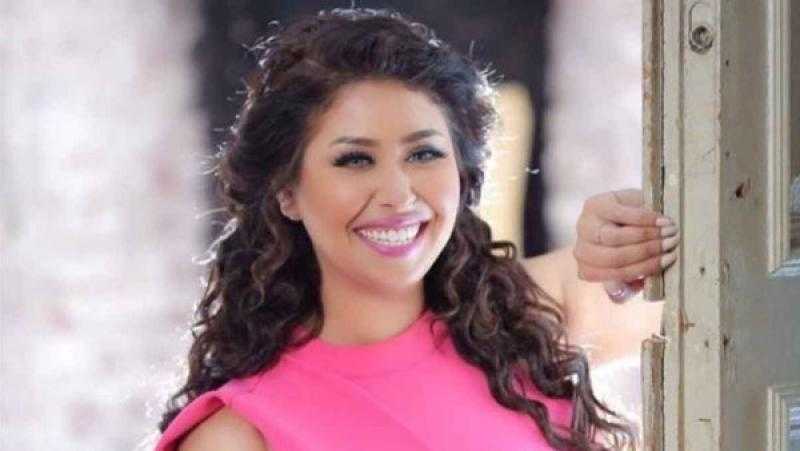 إيناس عز الدين تثير الجدل بحديثها عن علاقتها بوالدتها وخطيبها والسابق