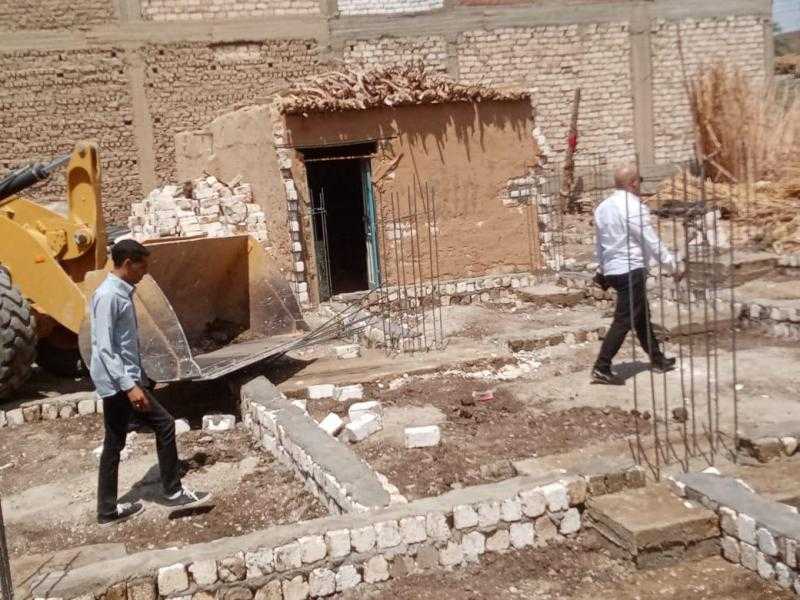 إزالة 12 حالة تعدى على الأراضي الزراعية بفرشوط بقنا