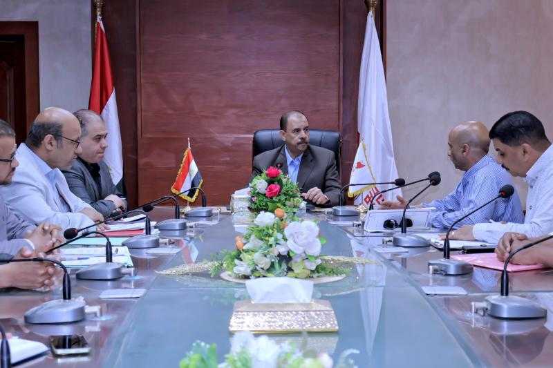 محافظ سوهاج يعقد اجتماعًا لمتابعة مشروعات الرصف ووضع جدول زمني للبدء في أخرى جديدة
