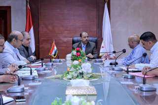 محافظ سوهاج يعقد اجتماعًا لمتابعة مشروعات الرصف ووضع جدول زمني للبدء في أخرى جديدة