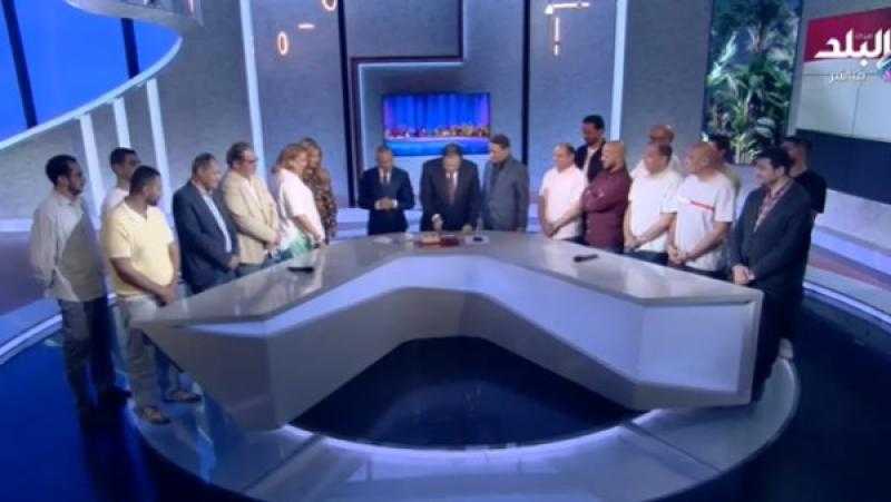بعد وعكة صحية.. تورتة على الهواء احتفالا بعودة أحمد موسى لشاشة صدى البلد