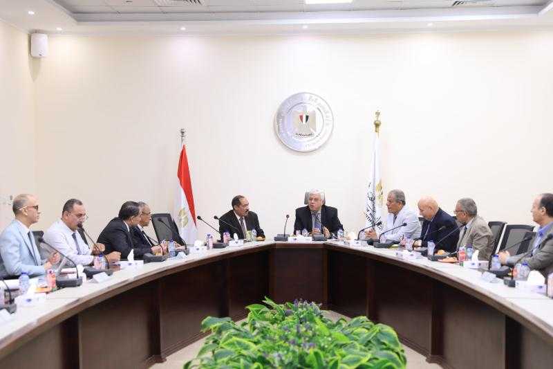 وزير التعليم العالي يعقد اجتماعًا مع أعضاء اللجنة الوزارية لتعيين أعضاء هيئة التدريس والهيئة المعاونة بالمعاهد العليا