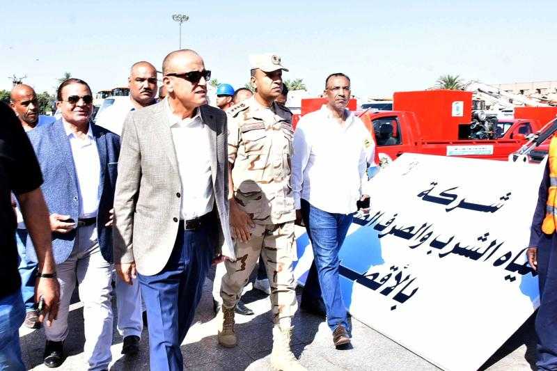 محافظ الأقصر يتفقد جاهزية المعدات والمركبات لمواجهة الأزمات والطوارئ بساحة أبو الحجاج