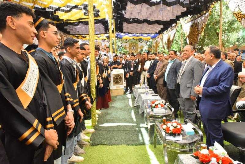 محافظ أسيوط يشهد حفل تكريم خريجي الصف الثالث الثانوي من دفعتي 2023 و 2024 والمحالين معاش بمدرسة باقور الثانوية المشتركة