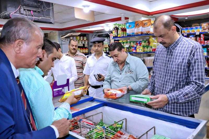 محافظ سوهاج يواصل جولاته الميدانية لمتابعة مشروعات التطوير والانضباط بالشوارع والأسواق