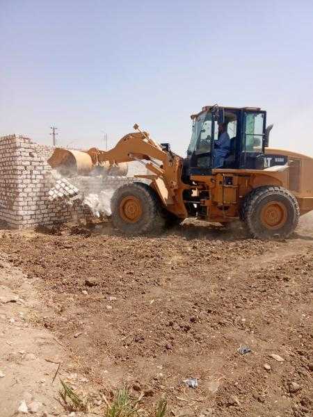 إزالة ٧٧ حالة تعدى علي أراضي أملاك دولة ومتغيرات غير قانونية بمركز إسنا بالأقصر