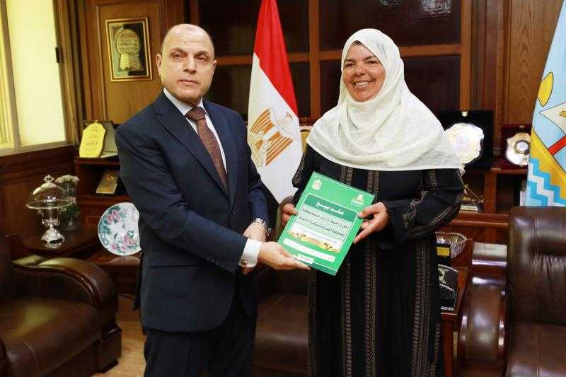 محافظ كفرالشيخ يُسلّم 14 عقد تقنين أراضي أملاك دولة للمستفيدين من المواطنين