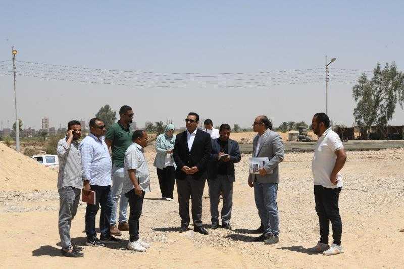 نائب محافظ قنا يتفقد الأعمال الإنشائية بشادري الأربعين والأشراف