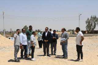 نائب محافظ قنا يتفقد الأعمال الإنشائية بشادري الأربعين والأشراف
