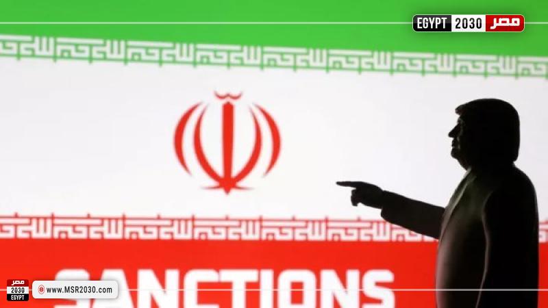 ترامب أمام علم إيران