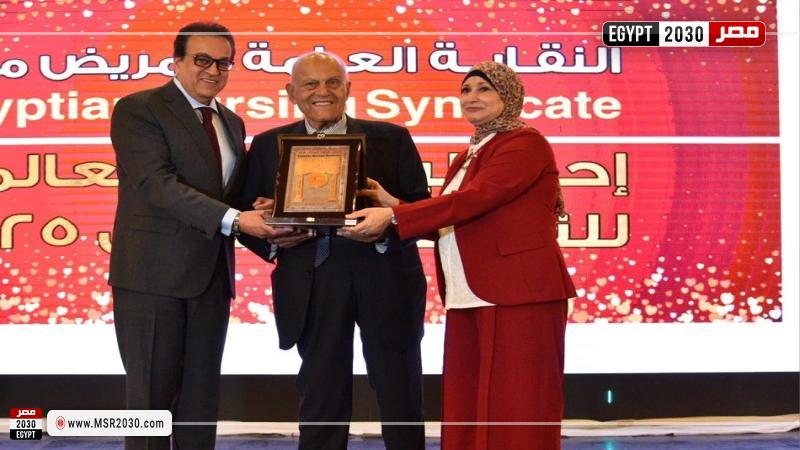 السير مجدي يعقوب وكوثر محمود نقيب التمريض ووزير الصحة نائب رئيس الوزراء الدكتور خالد عبد الغفار