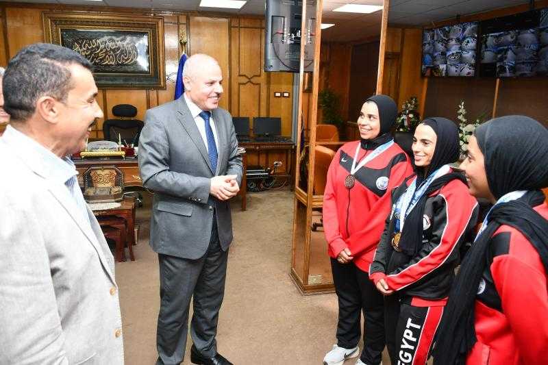 تكريم أبطال كلية علوم الرياضة بجامعة قناة السويس بعد حصدهم ذهبيات إفريقيا ورفع الأثقال