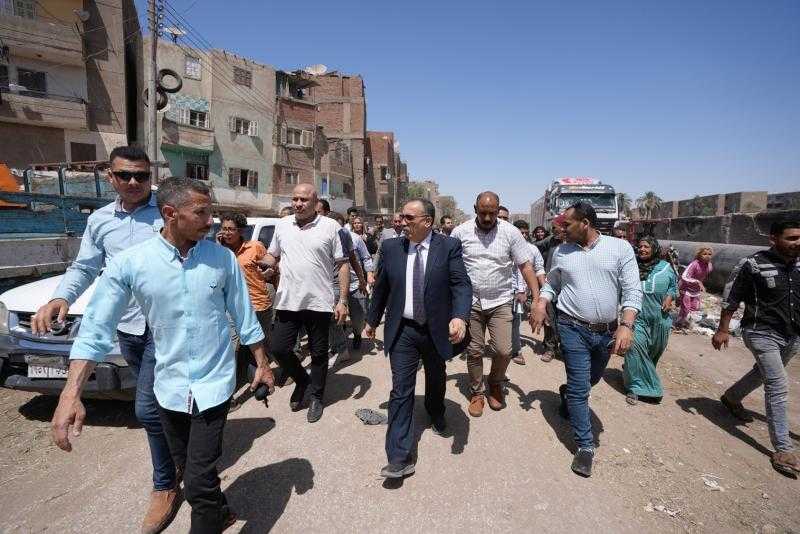 محافظ أسيوط يتفقد منطقة المصلة ويوجه بحل عاجل لمشكلة الصرف الصحي وتخفيف معاناة الأهالي