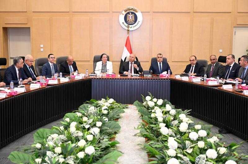 وزير الصناعة والنقل يترأس الاجتماع الثالث والعشرين للمجموعة الوزارية للتنمية الصناعية