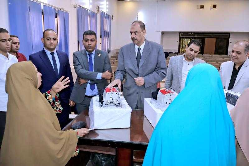 محافظ سوهاج يسلم ماكينات خياطة للسيدات الأولى بالرعاية