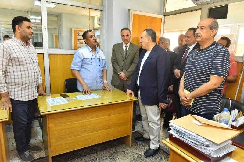 محافظ أسيوط يتفقد مركز خدمات المستثمرين لمتابعة جودة الخدمات وتعزيز المناخ الاستثماري بالمحافظة