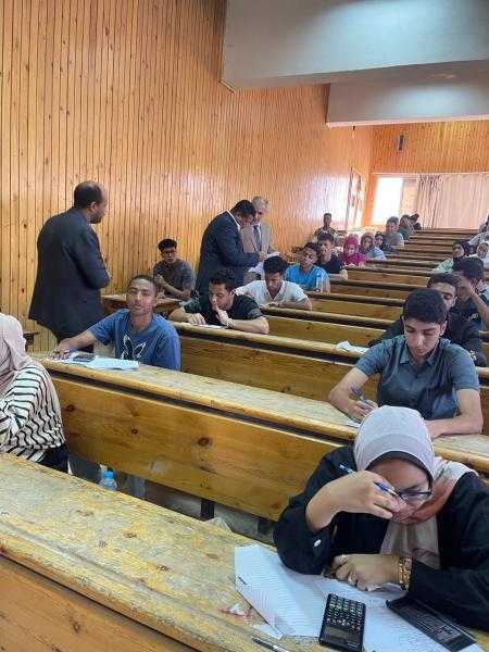 انطلاق ماراثون امتحانات الفصل الدراسي الثاني في أجواء من الانضباط بكلية التجارة بجامعة أسوان