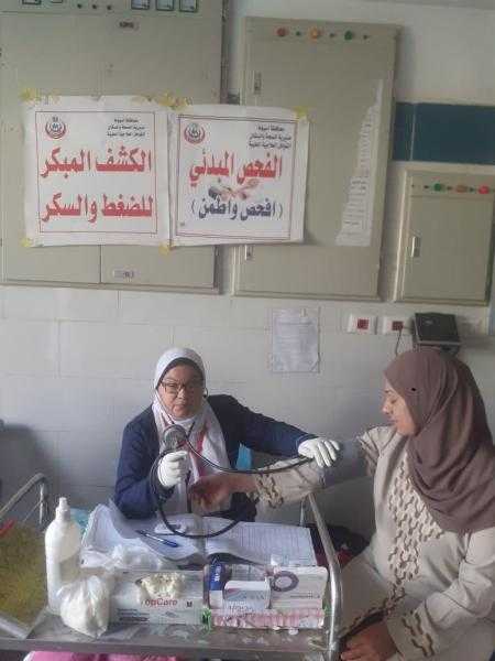 محافظ أسيوط: الكشف المجاني على 1640 مواطنًا خلال قافلة طبية شاملة بنزلة باقور