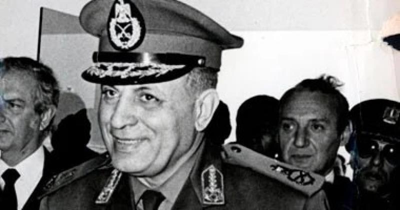 كيف خطط المشير أبو غزالة لتحقيق الاكتفاء الذاتي للقوات المسلحة؟ سمير فرج يكشف