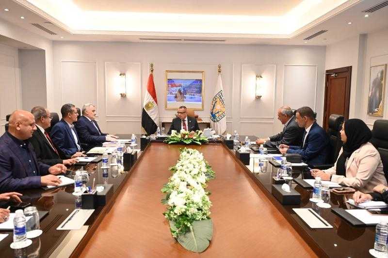 محافظ جنوب سيناء يبحث تطوير قطاع الثروة السمكية ويدعم افتتاح مركز الصيد ومصنع الثلج بطور سيناء