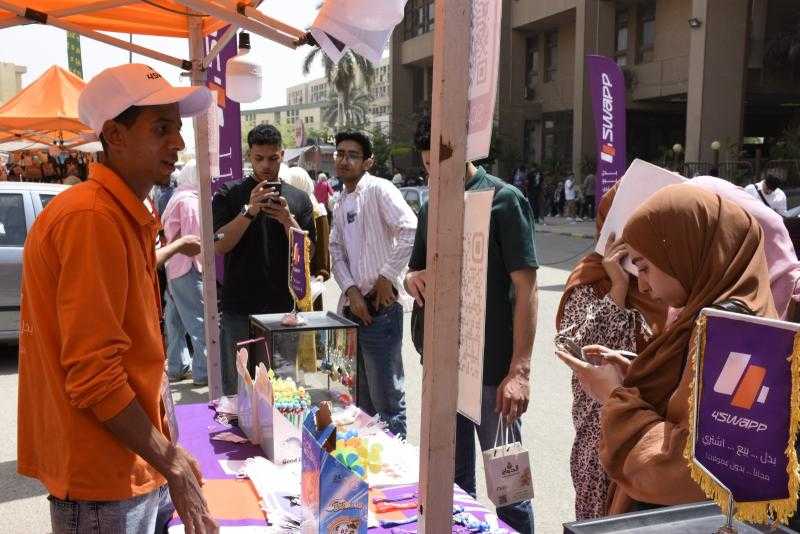 إقبال طلابي كبير على معرض صنع في مصر بجامعة عين شمس
