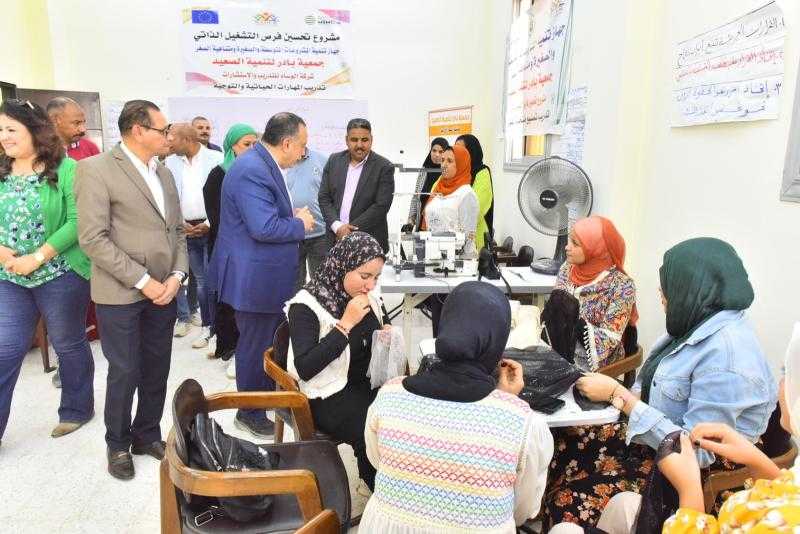 محافظ أسيوط يتفقد تدريب 60 فتاة على صناعة التللي بالمجمع الحرفي في الشامية بساحل سليم