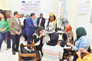 محافظ أسيوط يتفقد تدريب 60 فتاة على صناعة التللي بالمجمع الحرفي في الشامية بساحل سليم