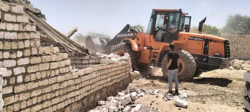 إزالة عدد ٤٢ حالة فى المهد تعدى علي أملاك الدولة والأراضي الزراعية ومتغيرات غير قانونية بإسنا بالأقصر