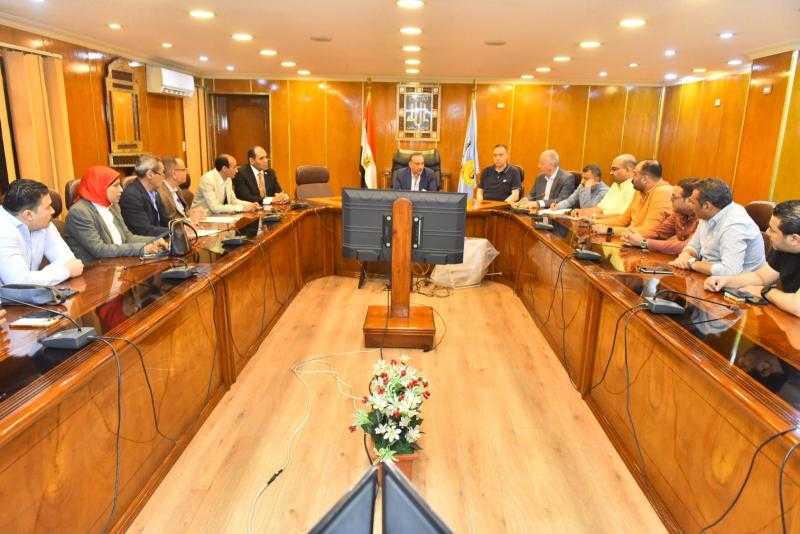 محافظ أسيوط يلتقي بأصحاب شركات السياحة وممثلي الأندية والنقابات المطلة على نهر النيل لبحث سبل تنشيط السياحة النيلية وتطوير الخدمات