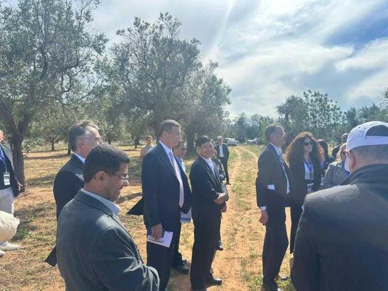 وزير الزراعة يشارك في زيارة حقلية للاطلاع على مزارع الزيتون الايطالية المصابة ببكتريا الزيليلا