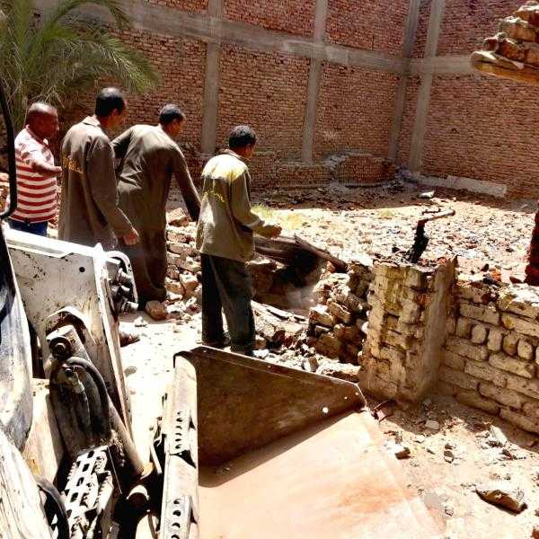 إزالة حالة بناء مخالف بمنطقة النوافل شمال مدينة الأقصر