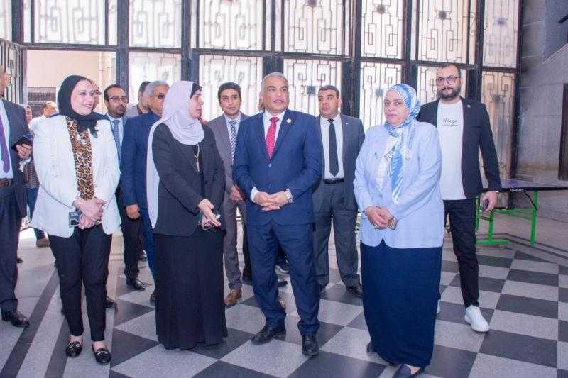 رئيس جامعة طنطا يفتتح أعمال التطوير ويتابع الاستعدادات للامتحانات بكلية الصيدلة