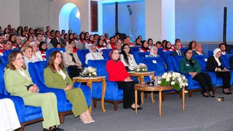 السيدة انتصار السيسي: فخورة بتواجدي وسط متطوعي الهلال الأحمر