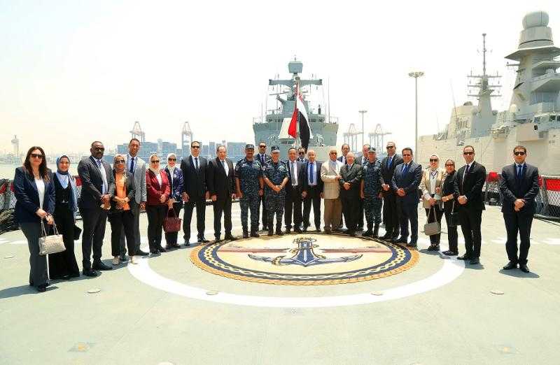 القوات البحرية تستقبل وفداً من أعضاء النادى البحرى للنيابة الإدارية