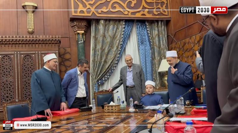 شيخ الأزهر يحتفي بالطفل أنس