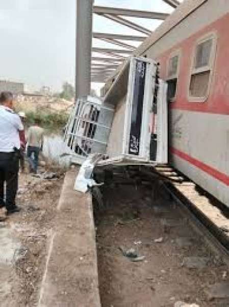 قطار يصطدم بسيارة ربع نقل 