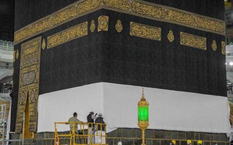 السعودية.. رفع كسوة الكعبة المشرفة استعدادا لموسم الحج
