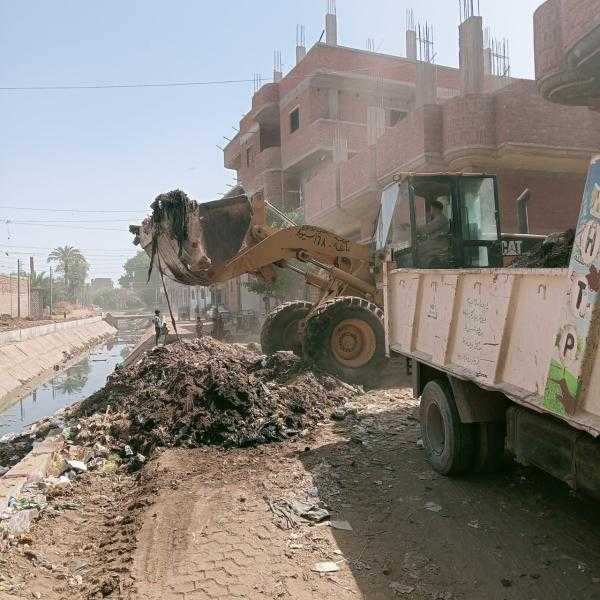 محافظ أسيوط: استمرار أعمال تطهير الترع والمصارف وحملة بديروط لرفع نواتج التطهير حفاظًا على الصحة العامة